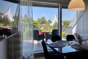 Fotografia z galérie ubytovania Atrium Apartman Hévíz mit Panoramaterrasse und Tiefgarage v destinácii Hévíz
