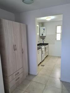 una cocina con un gran armario de madera en una habitación en Rio y arena en Paraná