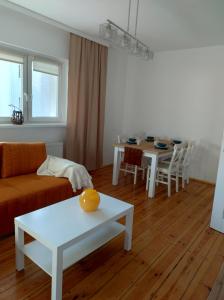 ein Wohnzimmer mit Sofa und Tisch in der Unterkunft Tabago Studio 8 in Oppeln + 46 Fotos