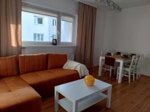 ein Wohnzimmer mit Sofa und Tisch in der Unterkunft Tabago Studio 8 in Oppeln