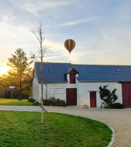 un globo de aire caliente volando sobre un edificio en Chambre d'hôtes proche Chenonceau, en Chisseaux