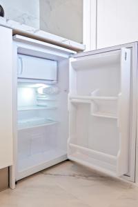 an empty refrigerator with its door open in a kitchen at Buena Vista Ponderosa 517 in Playa Fañabe