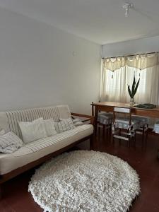 uma sala de estar com um sofá e um tapete branco em Casa de vacaciones en Federación em Federación