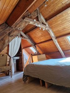 a bedroom with a bed in a wooden ceiling at Gite rustique en Centre Bretagne in Laniscat