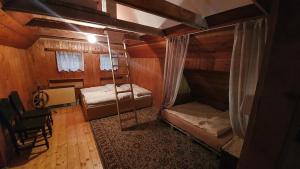 a room with two bunk beds in a cabin at Chalupa pod Modřínem in Kořenov
