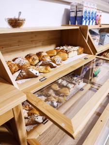 uma padaria com muitos tipos diferentes de pão em B&B VENTO DEL SUD em Palermo