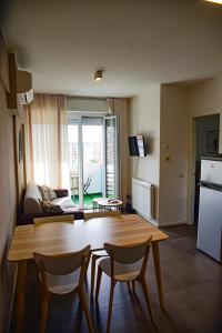 uma cozinha e sala de estar com mesa e cadeiras em Casa Mameli - Pesaro Centro/Mare em Pesaro