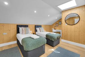 Zimmer mit 2 Betten und einem Spiegel in der Unterkunft Green Mews 3 with Free Parking - By My Getaways in Brighton & Hove
