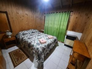 En eller flere senger på et rom på Cabaña Ayelen