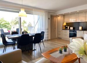 Kuchyňa alebo kuchynka v ubytovaní Atrium Apartman Hévíz mit Panoramaterrasse und Tiefgarage