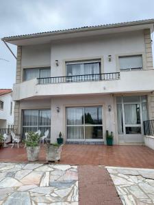 a house with a patio in front of it at Joe's House in Fátima