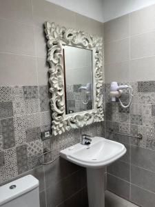 a bathroom with a sink and a mirror on the wall at Apartamentos Finca Wapa in Frontera