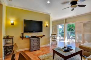 ein Wohnzimmer mit einem Flachbildfernseher an der Wand in der Unterkunft 604 Gorgeous Renovated Condo, Steps to Omni Spa, Golf, Tennis, PFC & Exclusive Building Pool in Encinitas