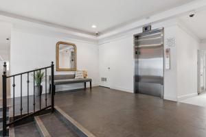 einen Flur mit einem Metallaufzug und einem Spiegel in der Unterkunft 604 Gorgeous Renovated Condo, Steps to Omni Spa, Golf, Tennis, PFC & Exclusive Building Pool in Encinitas + 17 Fotos