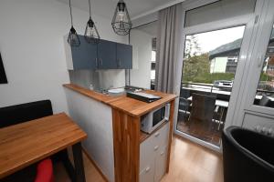 Il dispose d'un balcon et d'une cuisine avec un comptoir et un four micro-ondes. dans l'établissement Apartment Haus C Top 33 -by Four Seasons Apartments, à Kaprun