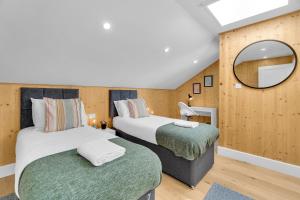 Habitación de hotel con 2 camas y espejo en Green Mews 1 with Free Parking - By My Getaways, en Brighton & Hove