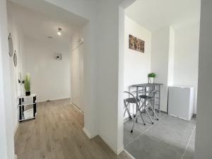 Apartamento blanco con mesa y sillas en Perfekte 1,5 Wohnung Zentral in Leonberg gegenüber Einkaufzentrum, en Leonberg