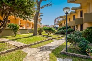 A garden outside Golfo Aranci-Appartamento Dalia 1 a 30m dal mare
