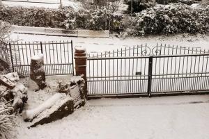 una valla de hierro forjado cubierta de nieve en Welcome in Toscana, en Polcanto