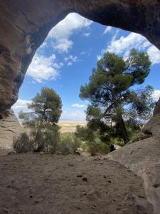 een uitzicht vanuit een grot in een woestijn met bomen bij Casa Rural Finca Juanamare in Yecla