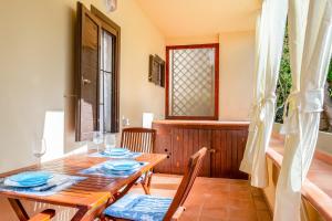 A seating area at Golfo Aranci-Appartamento Dalia 1 a 30m dal mare
