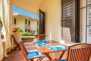 A balcony or terrace at Golfo Aranci-Appartamento Dalia 1 a 30m dal mare