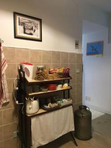 un estante en una cocina con comida. en Welcome in Toscana, en Polcanto