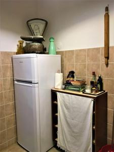 een keuken met een witte koelkast en een aanrecht bij Welcome in Toscana in Polcanto