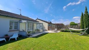 a yard with a hammock and a house at La Villa Pop in Joué-lès-Tours