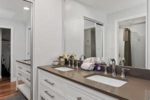 Un baño con dos lavabos y un espejo grande. en 628 Escape to Relaxation-Free Wifi-Free Parking, en Encinitas 13 fotos más