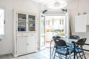A kitchen or kitchenette at Golfo Aranci-Appartamento Dalia 1 a 30m dal mare