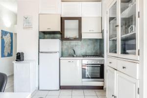 A kitchen or kitchenette at Golfo Aranci-Appartamento Dalia 1 a 30m dal mare