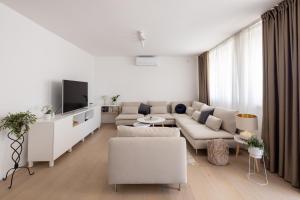 杜基拉特的住宿－Apartment Nova 4*，带沙发和电视的白色客厅