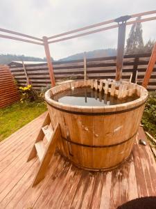 a wooden tub sitting on top of a wooden deck at Cabañas buchupureo in Buchupureo