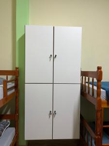 Dois armários brancos num quarto com 2 beliches em Rio Hostel 40 Graus no Rio de Janeiro