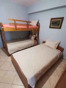 een slaapkamer met 2 stapelbedden in een kamer bij George’s House in Kími