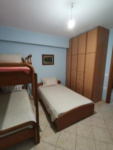 sypialnia z 2 łóżkami piętrowymi i szafką w obiekcie George’s House w mieście Kími