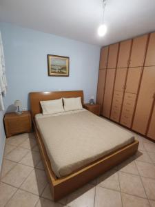 um quarto com uma cama e alguns armários de madeira em George’s House em Kími