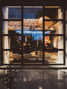 uma vista para uma sala de estar através de uma janela em Nyu Domo b&b em Sedilo
