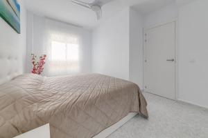 una camera bianca con un letto di Calle Concordia 86, two bedroom apartment, up to 6 guests, near Del Cura beach,supermarket Mercadona and central bus station a Torrevieja