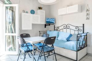A seating area at Golfo Aranci-Appartamento Dalia 1 a 30m dal mare