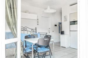 A kitchen or kitchenette at Golfo Aranci-Appartamento Dalia 1 a 30m dal mare Még 14 kép