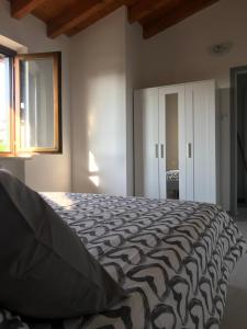 een slaapkamer met een groot bed in een kamer bij Appartamenti Villafiorito in Lazise
