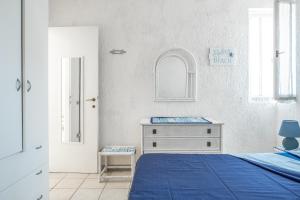 A bed or beds in a room at Golfo Aranci-Appartamento Dalia 1 a 30m dal mare