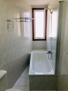 a bathroom with a tub and a shower and a toilet at Apartamento As Lagoas in Bueu