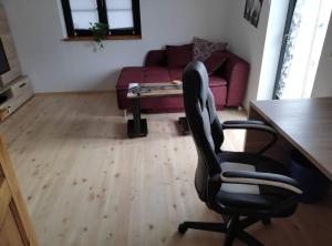 una sala de estar con escritorio y silla en gepflegte Wohnung Nähe Lüneburg und Bad Bevensen en Thomasburg