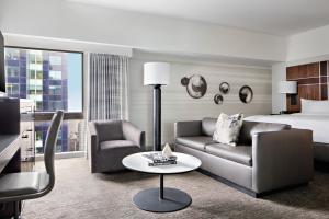 una camera d'albergo con divano e letto di New York Marriott Marquis a New York