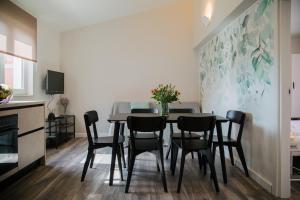 - une salle à manger avec une table et des chaises dans l'établissement Apartments Toni, à Split
