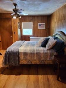 南金斯敦的住宿－Legend Rock Lodge，卧室配有一张挂有挂有国旗的床铺