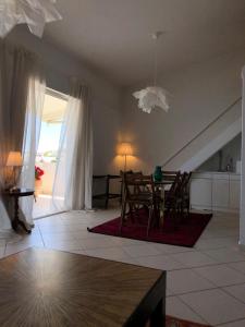 salon ze stołem i krzesłami w obiekcie Pounta Beach House w mieście Sunion